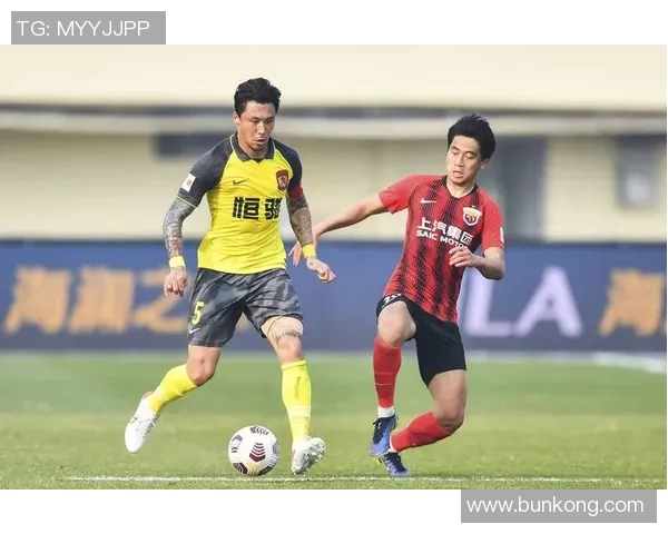 上海足球队在足球战术排行榜中荣登第八名展现出强大实力与潜力 上海足球队在足球战术排行榜中荣登第八名展现出强大实力与潜力