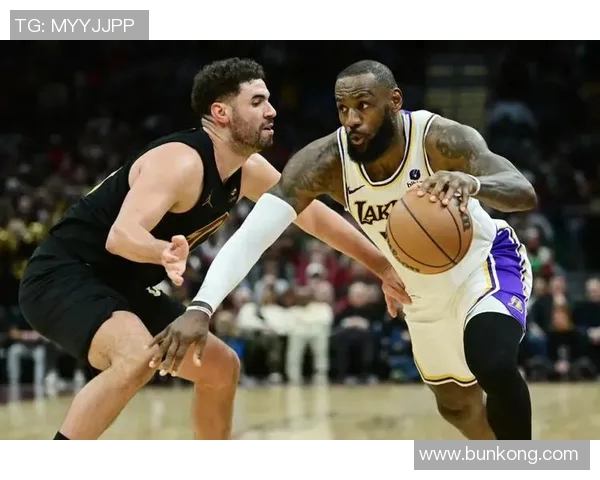 詹姆斯领衔骑士队对决火箭队的精彩较量与战术分析